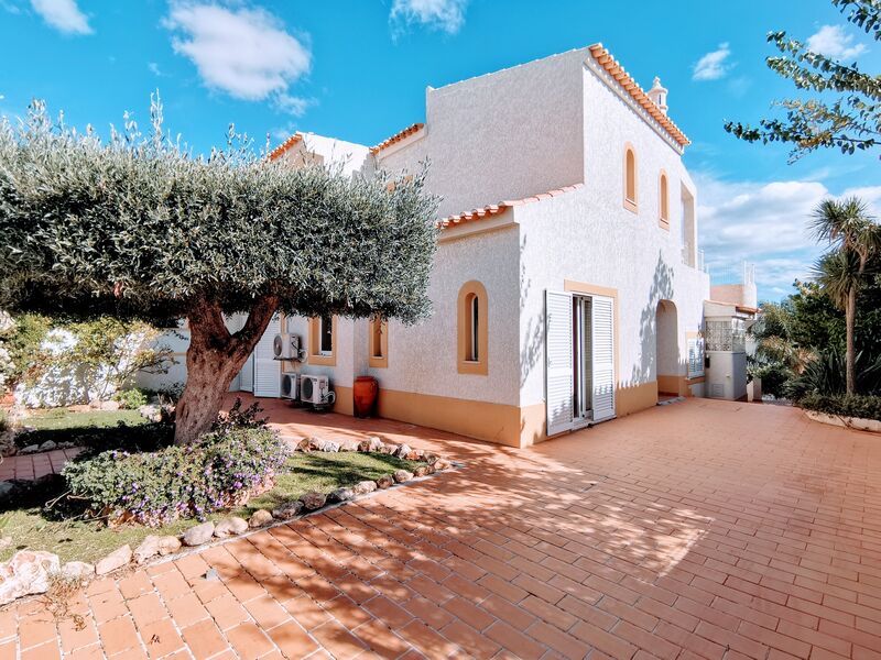 House 5 bedrooms Olhos de Água Albufeira - store room, garage, equipped kitchen, swimming pool, terrace, sea view, air conditioning, fireplace, double glazing, automatic gate, barbecue, garden