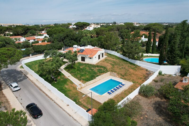 House 4 bedrooms Isolated Albufeira - automatic gate, swimming pool, garage, equipped kitchen, air conditioning, solar panels, garden