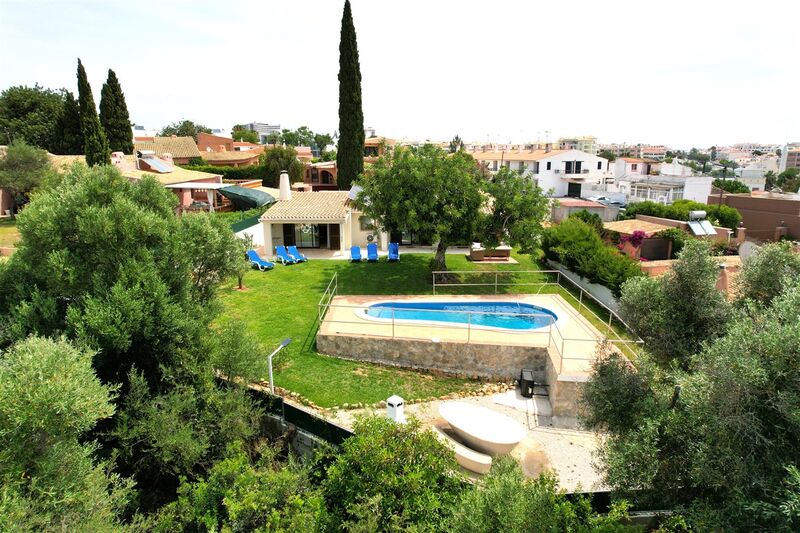 House Single storey in the center 3 bedrooms Albufeira - fireplace, equipped kitchen, swimming pool, garage, garden, barbecue, solar panels