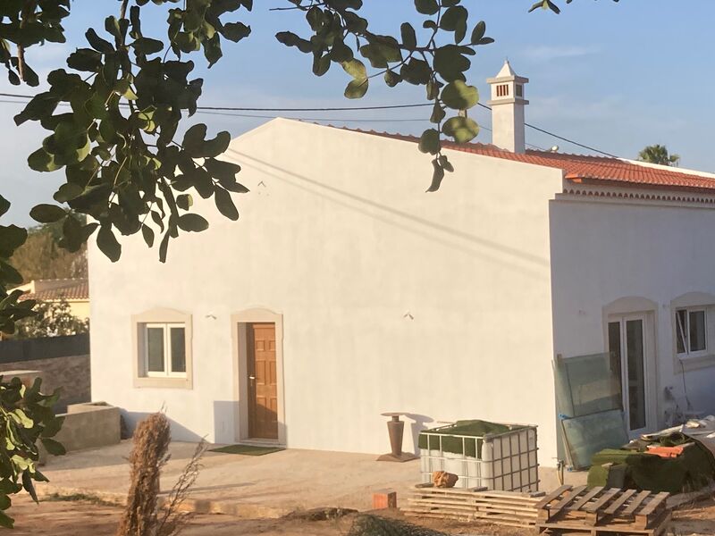 House 5 bedrooms Old Ferreiras Albufeira - excellent location, double glazing, tiled stove, equipped, air conditioning, garden, swimming pool