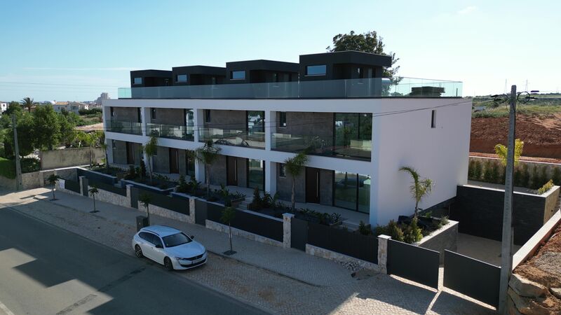 Moradia V3 em banda Mosqueira Ferreiras Albufeira - garagem, jardim, bbq, terraço