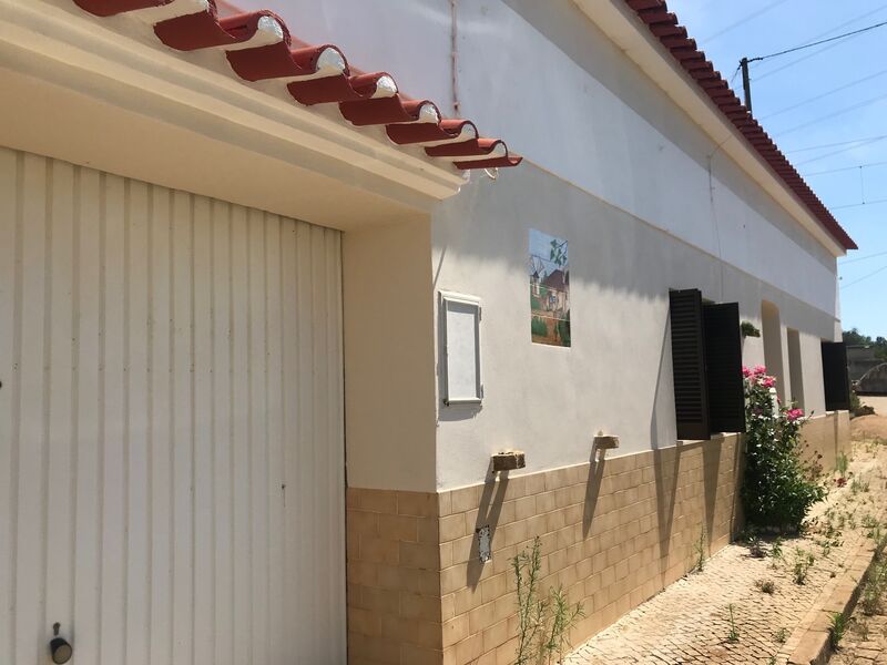 House 4 bedrooms Single storey excellent condition Amendoais Silves - attic, fireplace, barbecue, terrace, garden, garage