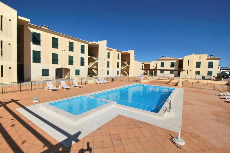 Apartamento T3 Ferreiras Albufeira - terraço, condomínio fechado, jardim, piscina, lareira, garagem, cozinha equipada, bbq