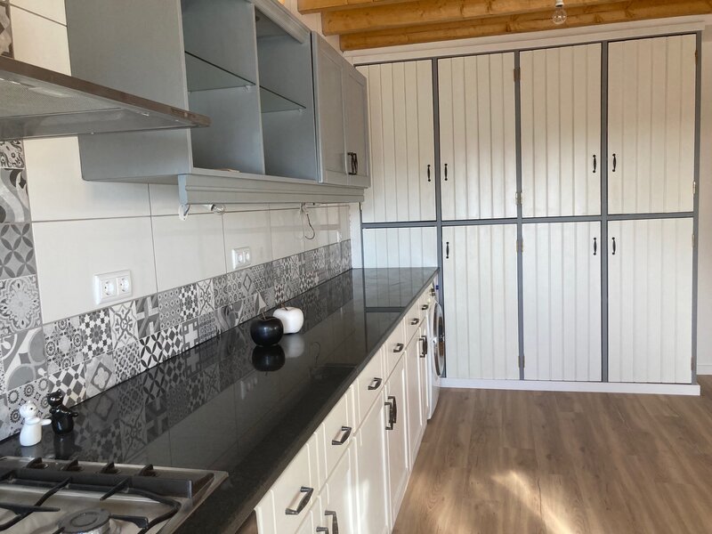 Maison nouvelle V5 Ferreiras Albufeira - double vitrage, poêle à carreaux, équipé, climatisation, excellente localisation, jardin, piscine