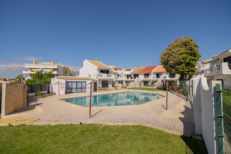 Apartamento novo T1 São Gonçalo de Lagos - vidros duplos, ar condicionado, chão flutuante, sótão, cozinha equipada, zona muito calma, piscina