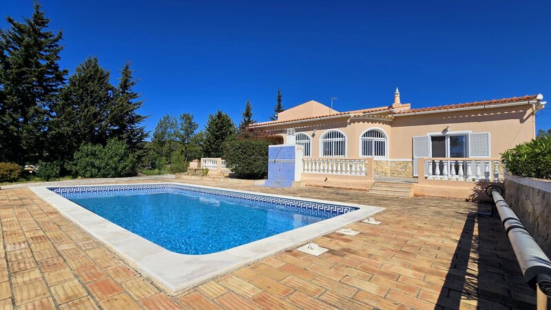 House 4 bedrooms Silves - equipped kitchen, garage, double glazing, fireplace, air conditioning, terraces, attic, barbecue, swimming pool