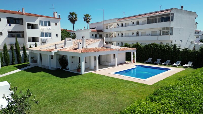 House 4 bedrooms Single storey Albufeira - garage, swimming pool, equipped kitchen, fireplace