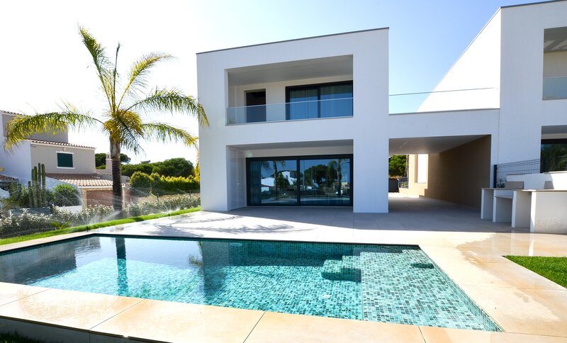 Casa V3 Moderna Quarteira Loulé - irrigação automática, piscina, jardins, painéis solares, ar condicionado