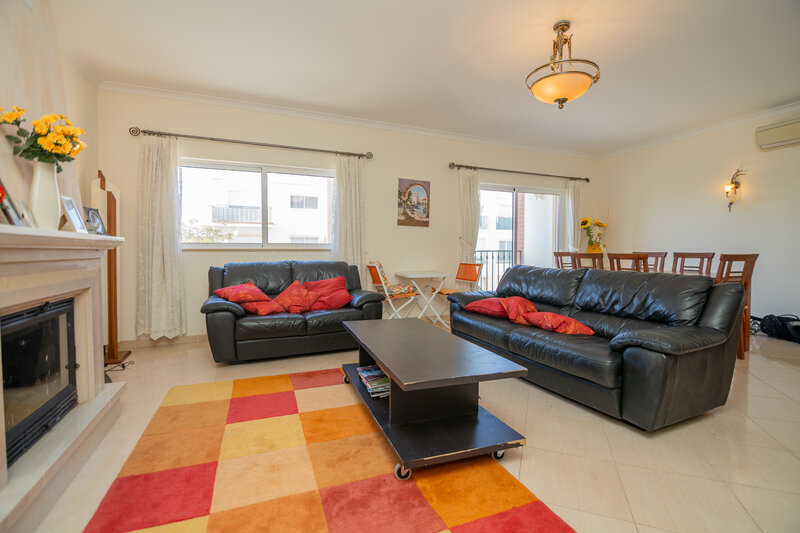 Apartamento T3 novo Odiáxere Lagos - cozinha equipada, bbq, varandas, ar condicionado, vidros duplos, lareira