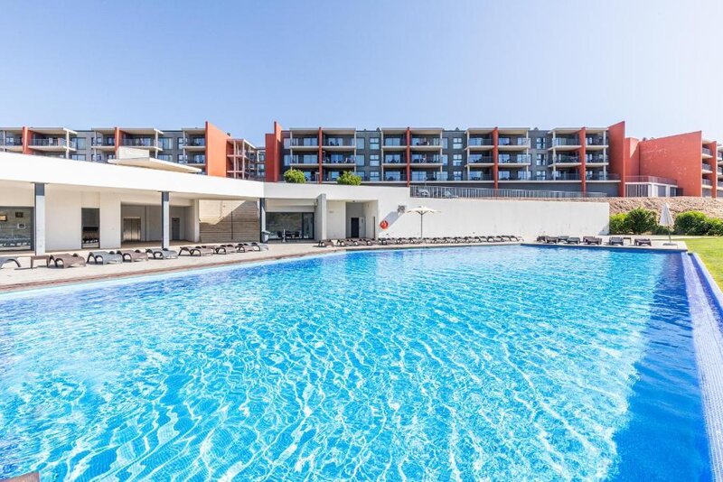 Apartamento novo T2 Mexilhoeira Grande Portimão - piscina, terraço, cozinha equipada, lugar de garagem, ar condicionado, vidros duplos