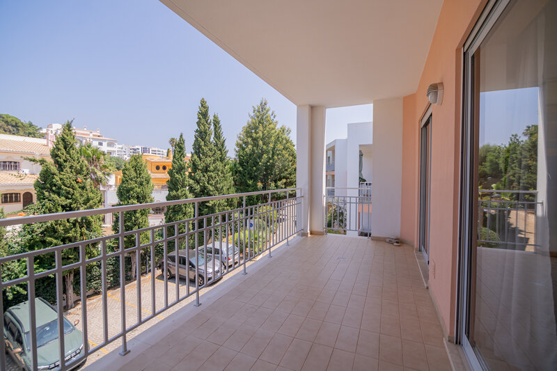 Apartamento T1 Portimão - vidros duplos, jardins, chão flutuante, varanda, cozinha equipada, piscina, condomínio fechado
