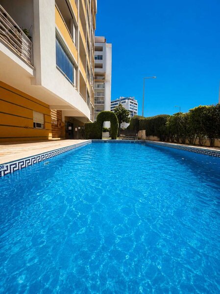 Apartamento T2 Portimão - varanda, jardins, vidros duplos, piscina, condomínio fechado