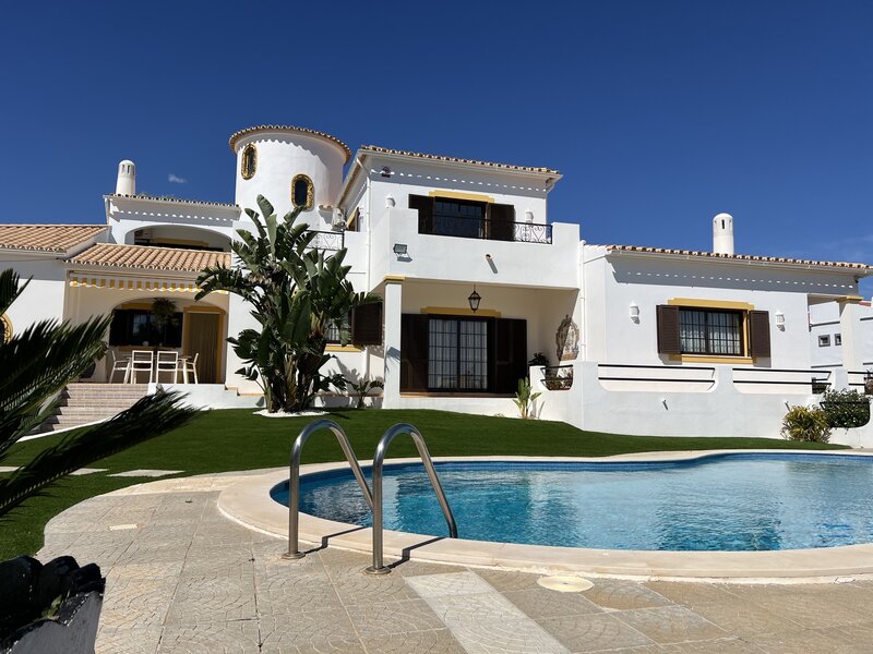 Maison V6 Ferreiras Albufeira - barbecue, grenier, terrasses, jardins, équipé, panneaux solaires, vidéosurveillance, climatisation, cheminée, alarme, piscine, double vitrage