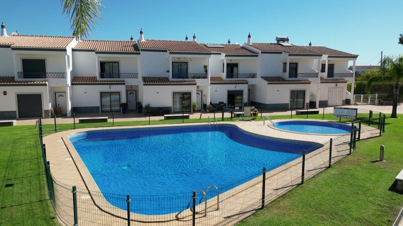 House 3 bedrooms townhouse Ferreiras Albufeira - balconies, quiet area, garage, gated community, swimming pool, barbecue, gardens