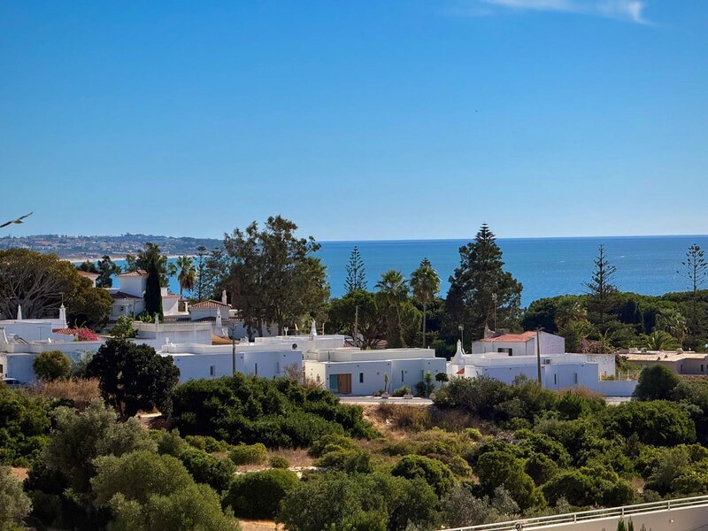 Apartamento T1 perto da praia Porches Lagoa (Algarve) - jardins, vista mar, piscina, parque infantil, varanda