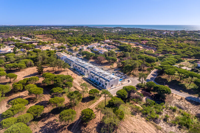 Moradia V3 Geminada no centro Vilas Alvas Almancil Loulé - piscina, ténis, terraços