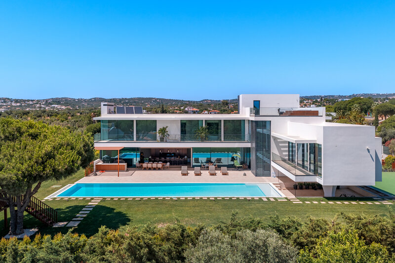 Casa V5 Vilamoura Quarteira Loulé - ar condicionado, vidros duplos, terraços, piscina, jardins, equipado, bbq, garagem, piso radiante, painéis solares, lareira