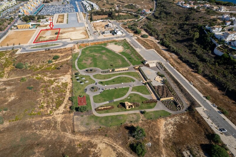 6 420 m&sup2;  Land plot with swimming pool in Albufeira