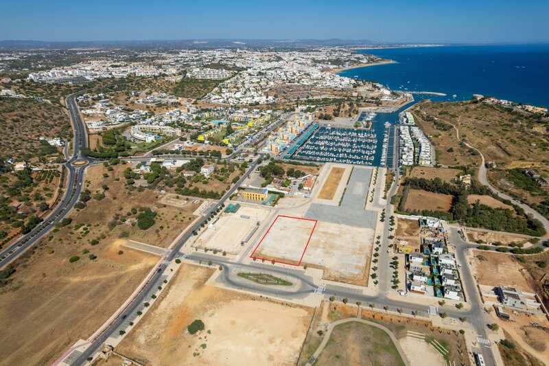 6 420 m&sup2;  Land plot with swimming pool in Albufeira