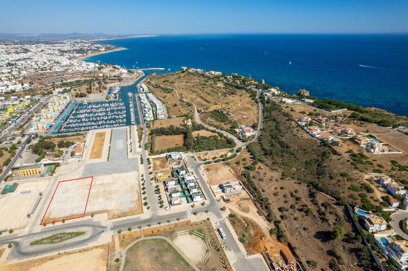 6 420 m&sup2;  Land plot with swimming pool in Albufeira