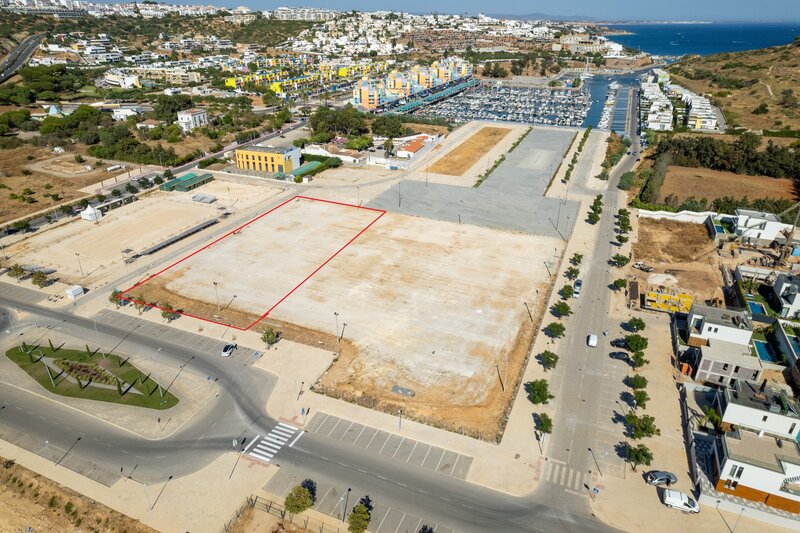 Terreno com 6 420 m&sup2; com piscina à venda em Albufeira, Algarve 
