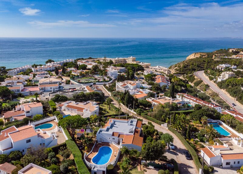 Moradia com 316 m² e 4 quartos com piscina à venda em Lagoa, Algarve 