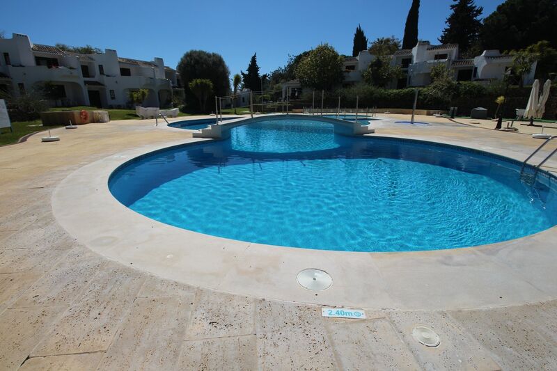 990 m²  Land plot with swimming pool in Albufeira