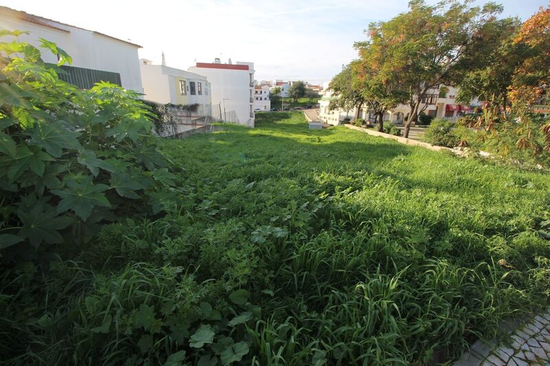 Lote de Terreno com 1 500 m²  e piscina em Albufeira