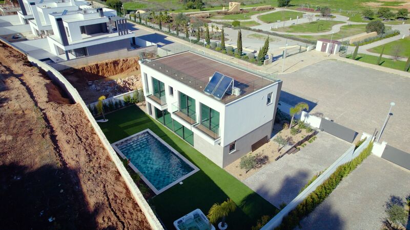 Moradia com 136 m&sup2; e 4 quartos com piscina à venda em Albufeira, Algarve 