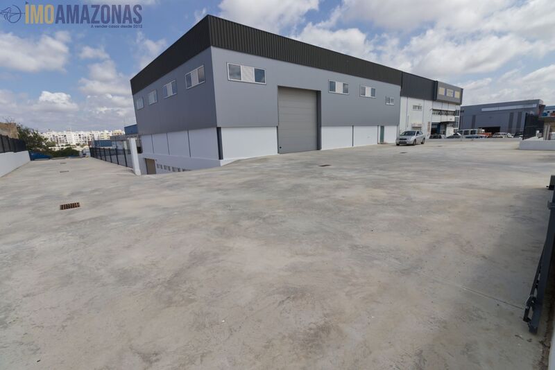 Warehouse Industrial with 1000sqm Lagoa (Algarve) - storage room, parking lot, toilets, toilet
