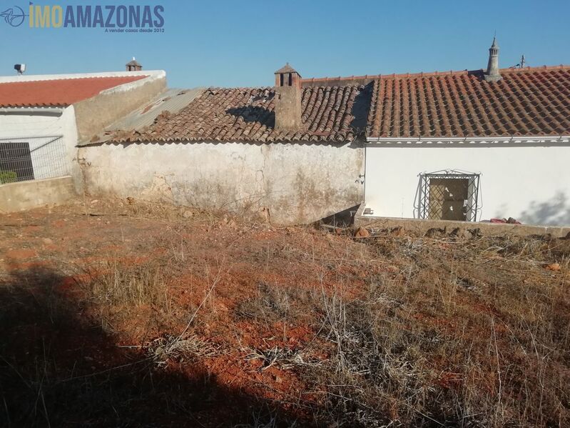 Ruine V2 in the field Silves - store room