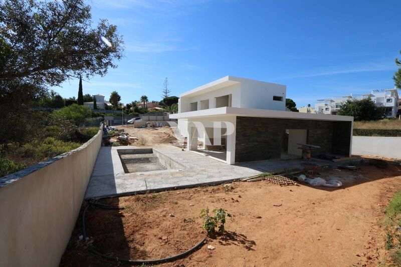 House V3+1 Isolated Carvoeiro Lagoa (Algarve) - terrace, sea view, solar panels, double glazing, garage, air conditioning, equipped kitchen, garden, swimming pool