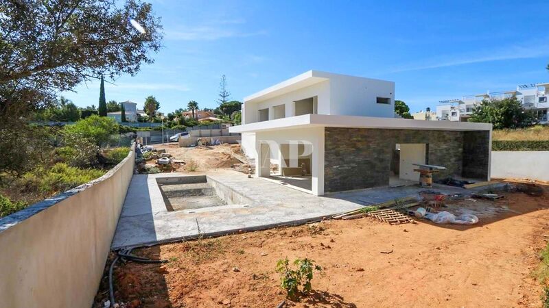 Moradia V3+1 Isolada Carvoeiro Lagoa (Algarve) - terraço, vista mar, painéis solares, vidros duplos, garagem, ar condicionado, cozinha equipada, jardim, piscina