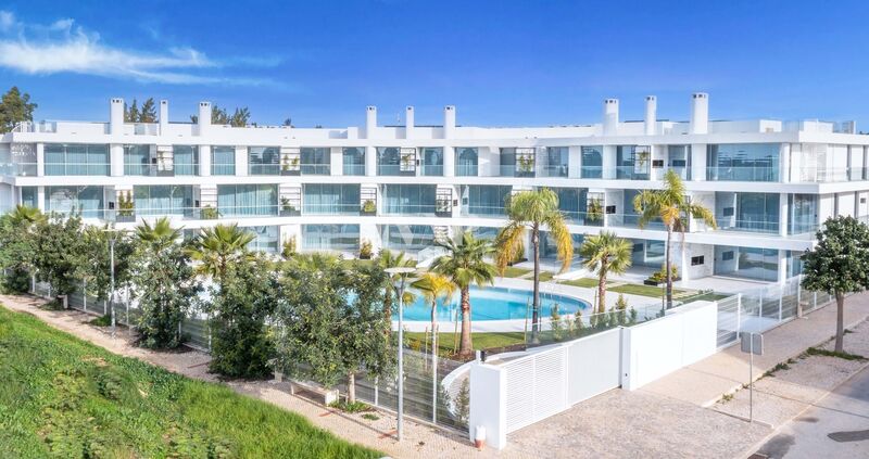 Apartamento de luxo T2 Vilamoura Quarteira Loulé - ar condicionado, terraços, piscina, arrecadação, painéis solares, garagem, bbq, vidros duplos, piso radiante