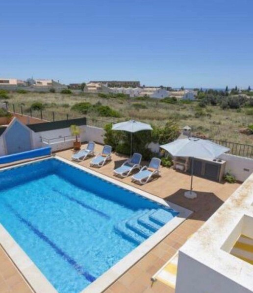 Moradia V3+1 Geminada Albufeira - cozinha equipada, ar condicionado, piscina