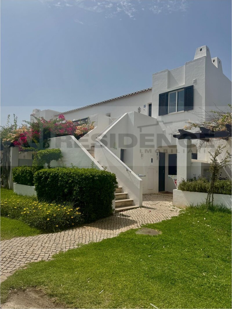 Apartamento T1 situado no 1ª piso com amplas varandas e acesso a varias piscinas