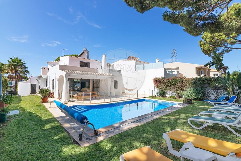 Moradia T4 à venda em Quarteira, Loulé RE/MAX Portugal