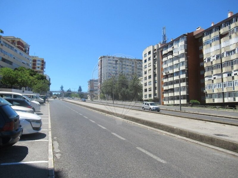 Loja à venda em Santa Clara, Lisboa RE/MAX Portugal