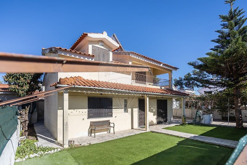 Moradia T5 à venda em Charneca de Caparica e Sobreda, Almada RE/MAX Portugal