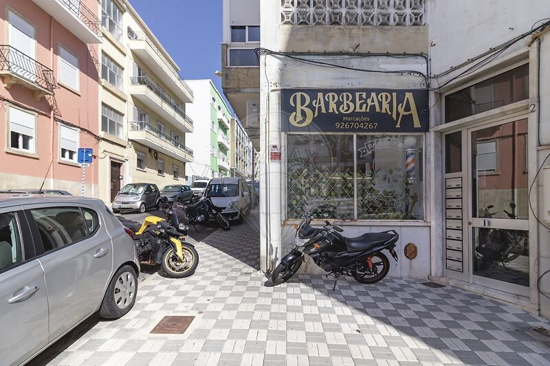 Loja à venda em Algés, Linda-a-Velha e Cruz Quebrada-Dafundo, Oeiras RE/MAX Portugal