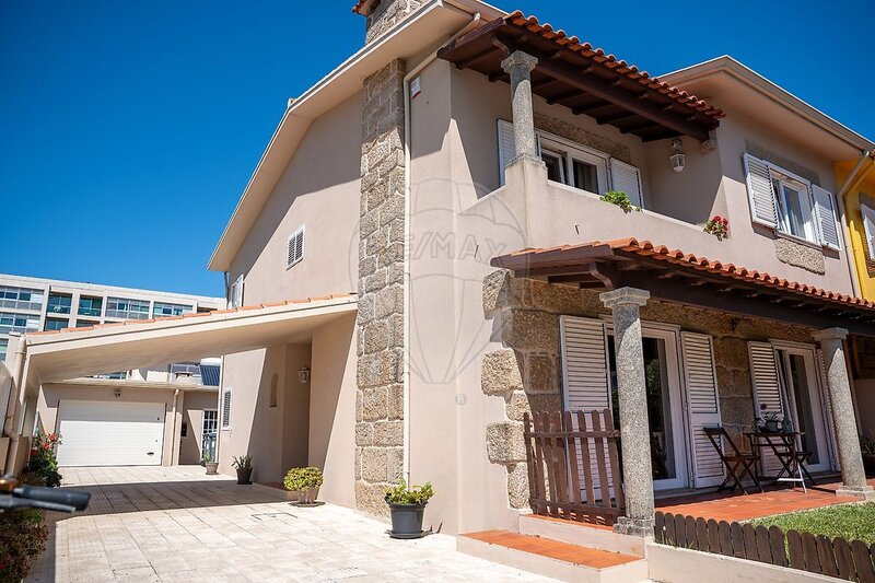 Moradia T5 à venda em Vila Nova da Telha, Maia RE/MAX Portugal