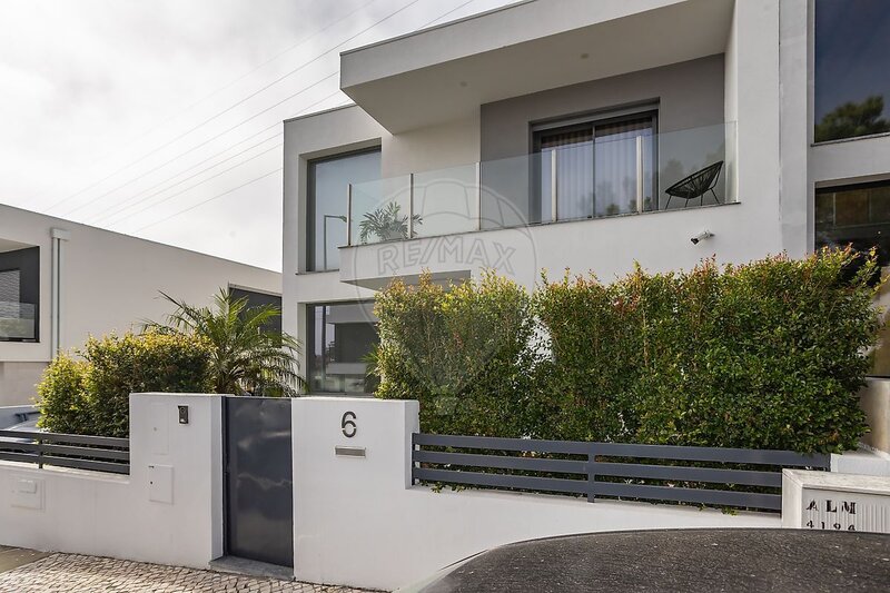 Moradia T3 à venda em Laranjeiro e Feijó, Almada RE/MAX Portugal