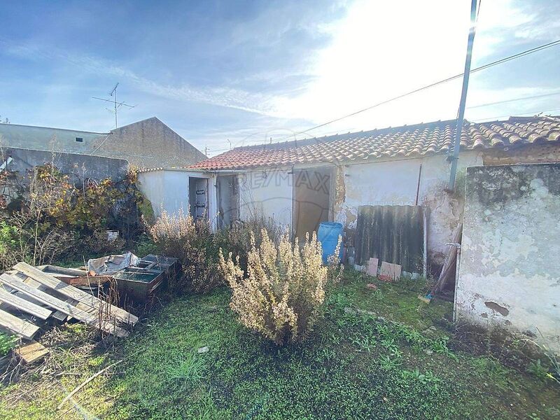 Moradia T1 à venda em Brogueira, Parceiros de Igreja e Alcorochel, Torres Novas RE/MAX Portugal