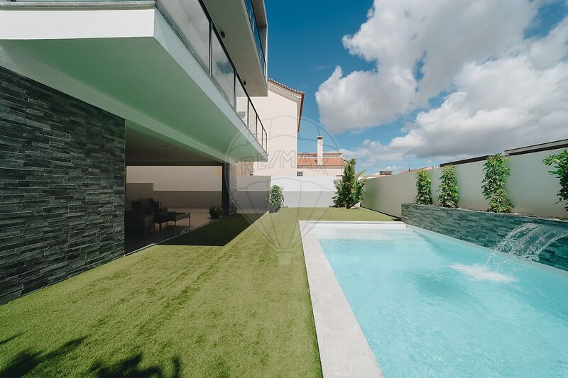 Moradia T4 de luxo à venda em Ramada e Caneças, Odivelas RE/MAX Portugal