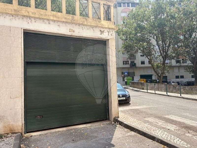 Garagem à venda em Massamá e Monte Abraão, Sintra RE/MAX Portugal