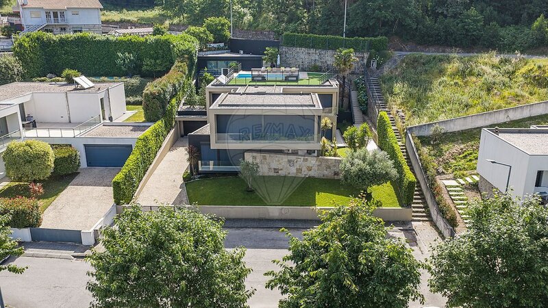 Moradia T4 de luxo à venda em Mesão Frio, Guimarães RE/MAX Portugal