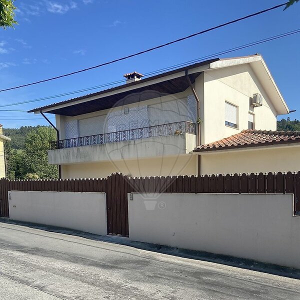 Moradia T4 à venda em Santo Tirso, Couto (Santa Cristina e São Miguel) e Burgães, Santo Tirso RE/MAX Portugal
