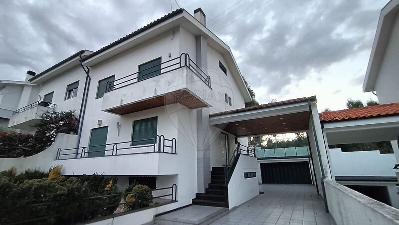 Moradia T3 à venda em Vilar de Andorinho, Vila Nova de Gaia RE/MAX Portugal
