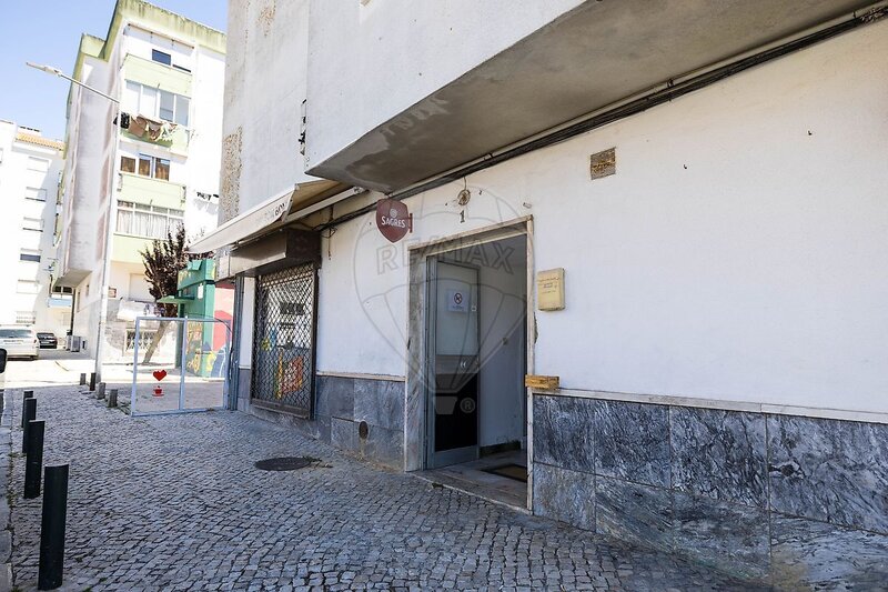 Loja à venda em Cacém e São Marcos, Sintra RE/MAX Portugal