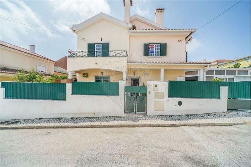 Moradia T4 à venda em Pontinha e Famões, Odivelas RE/MAX Portugal
